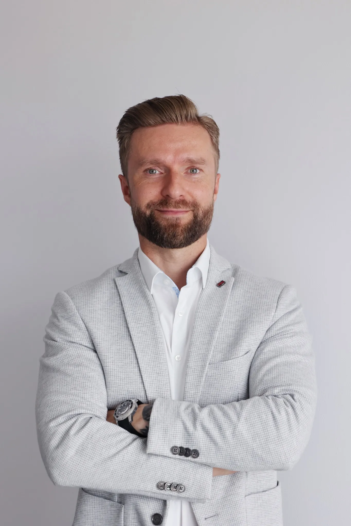 Paweł Trendel w jasnej marynarce